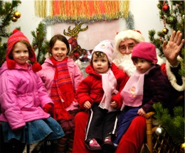 Daidi na Nollag pictured with Amalie, Charlotte, Erin and Sophie Webster from Buncrana at the new Christmas Centre.