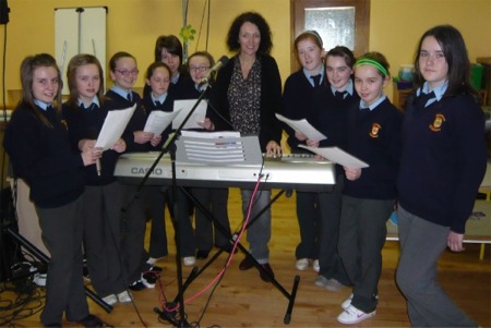 Maureen McLaughlin pictured with the After School Singing Club at St Aengus N.S., Bridgend.
